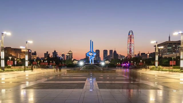 山东济南泉城广场泉标日转夜延时摄影视频素材