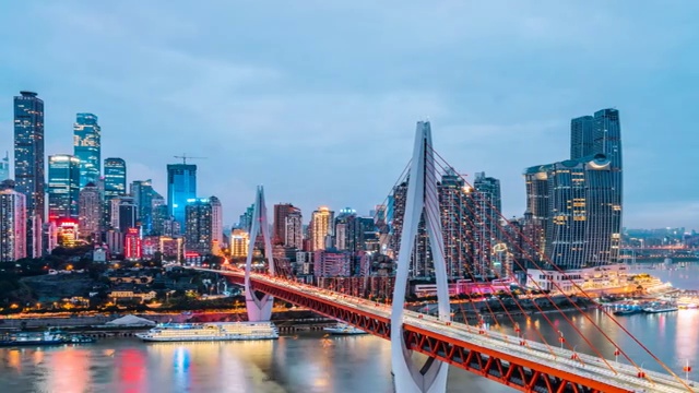中国重庆市高楼和东水门大桥城市高视角日转夜延时摄影视频素材