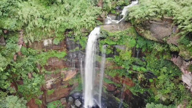悬崖峭壁上的瀑布视频素材