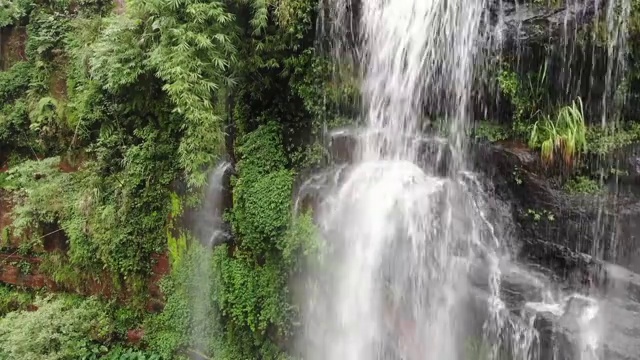 悬崖峭壁上的瀑布视频素材