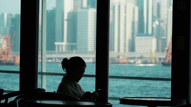 中国香港天星小轮观光船内部坐在窗边的游客视频下载