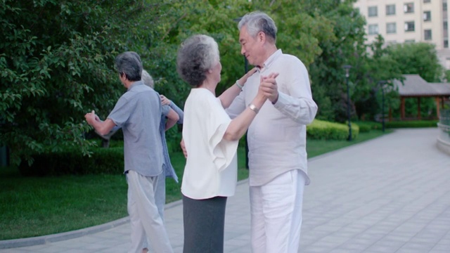 老年人在公园跳舞视频素材