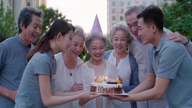 护工和老人一起庆祝生日视频下载