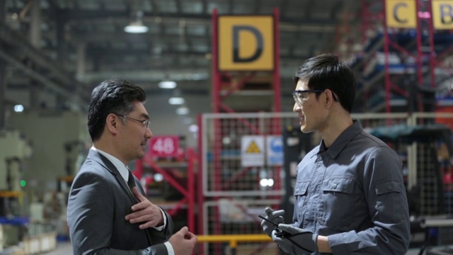 经理和工程师在工厂谈话视频素材