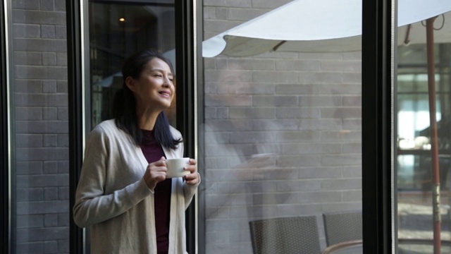 优雅的成熟女士在咖啡店喝咖啡视频素材