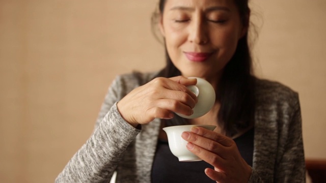 快乐的成熟女士品茶视频素材