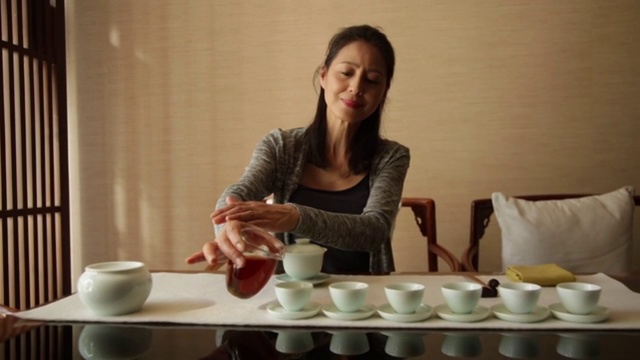 快乐的成熟女士品茶视频素材