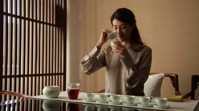 快乐的年轻女士品茶视频素材
