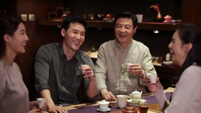 快乐的家庭一起喝茶视频素材