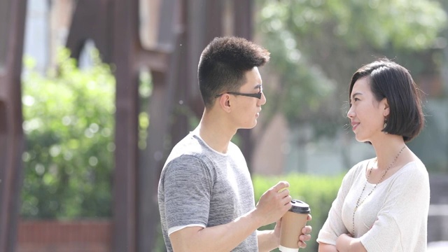 年轻人在户外喝咖啡聊天视频素材