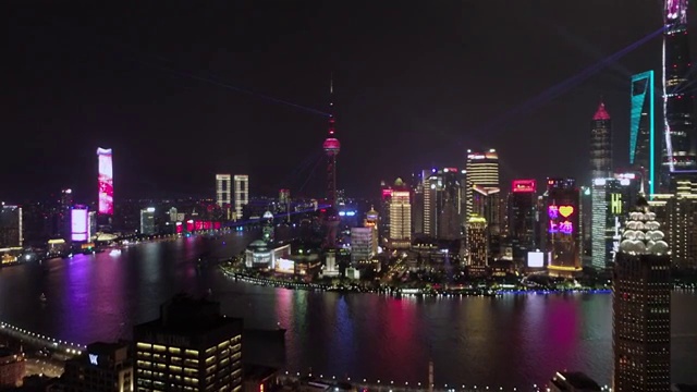 中国上海外滩陆家嘴灯光秀夜景航拍视频素材