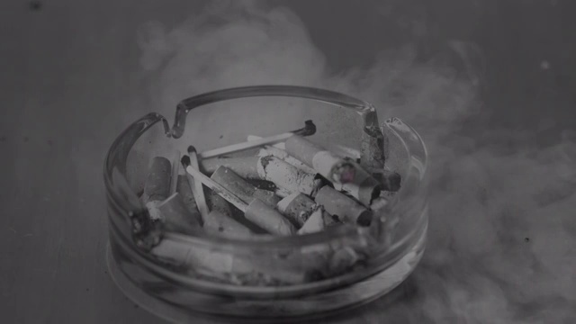 烟灰缸和烟雾视频素材