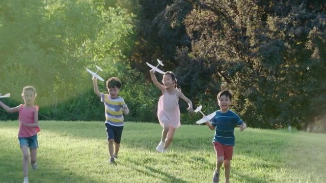快乐儿童在草坪上玩耍视频素材