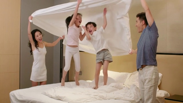 年轻家庭在卧室玩耍视频下载