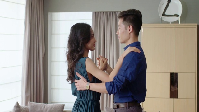 年轻情侣在家跳舞视频素材