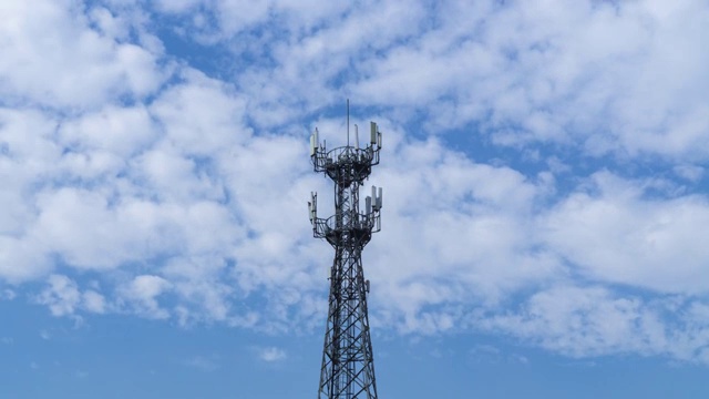 晴朗蓝天下云朵在运动中的电信铁塔延时视频下载