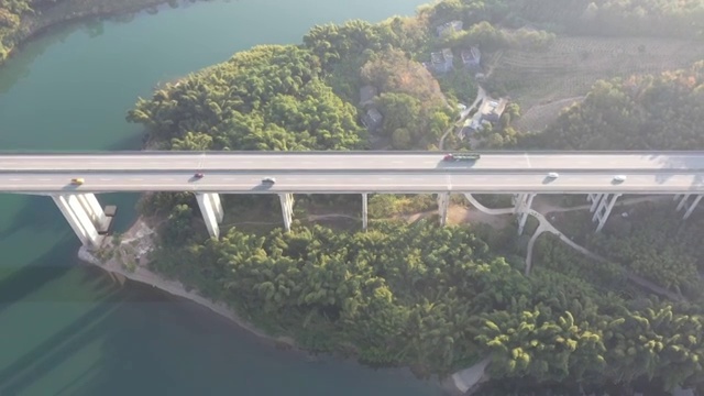 漓江上的高速公路跨江大桥视频素材