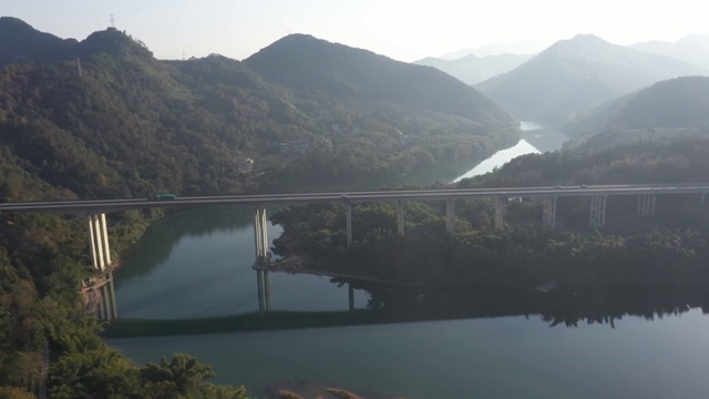 漓江上的高速公路跨江大桥视频素材