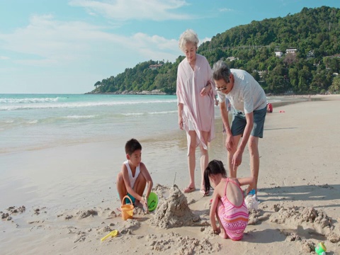 快乐家庭海边度假视频素材