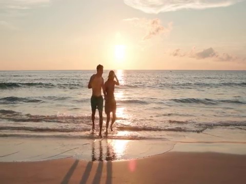 快乐的年轻情侣海边约会视频素材
