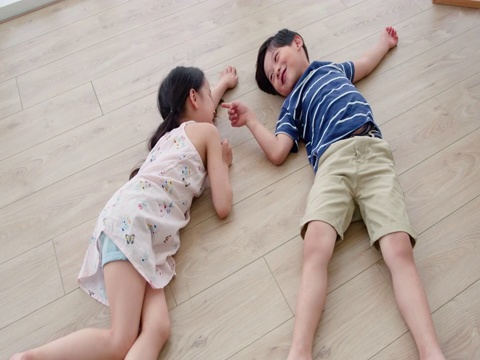 快乐的姐弟俩躺在地板上视频下载