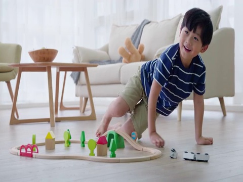 快乐的小男孩在客厅玩火车玩具视频素材