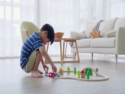 快乐的小男孩在客厅玩火车玩具视频素材
