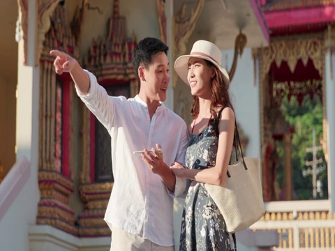快乐的年轻情侣在泰国旅游度假视频下载