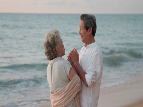 快乐的老年夫妇在海边约会视频素材