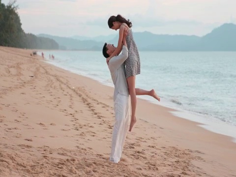 快乐的年轻情侣在海边约会视频素材