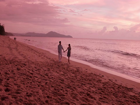 年轻情侣海边日落约会视频素材