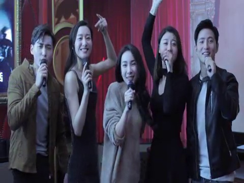 快乐的年轻朋友在KTV唱歌视频下载