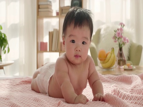 可爱的小婴儿趴在床上视频素材