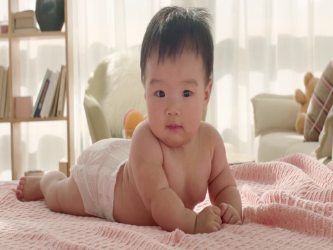 可爱的小婴儿趴在床上视频下载