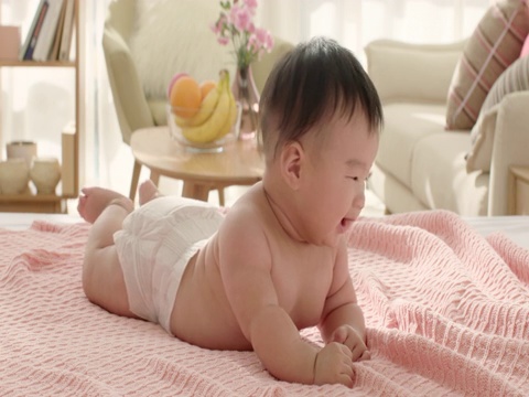 可爱的小婴儿趴在床上视频素材