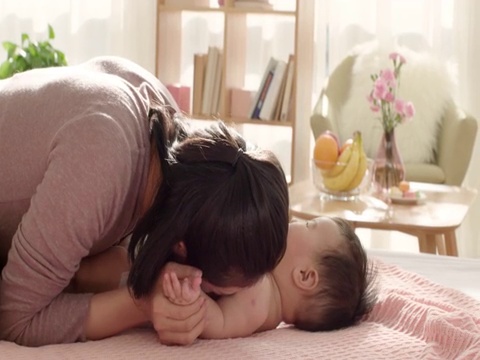母亲亲吻婴儿视频素材