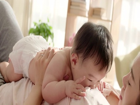 母亲抱着婴儿视频素材