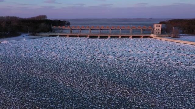 兴凯湖结冰期的泄洪闸闸口冰排视频素材