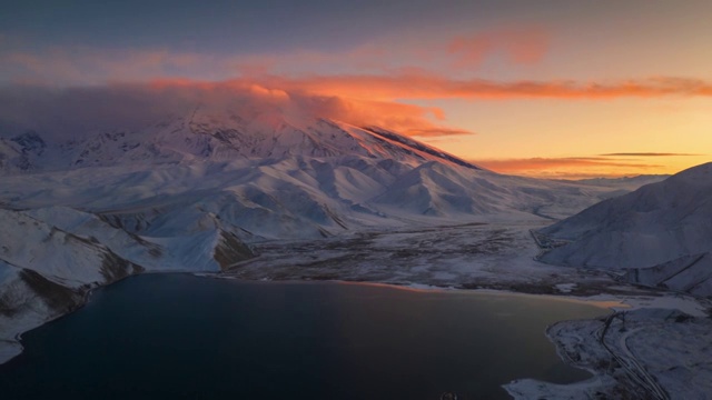 航拍日落时分的慕士塔格峰视频素材