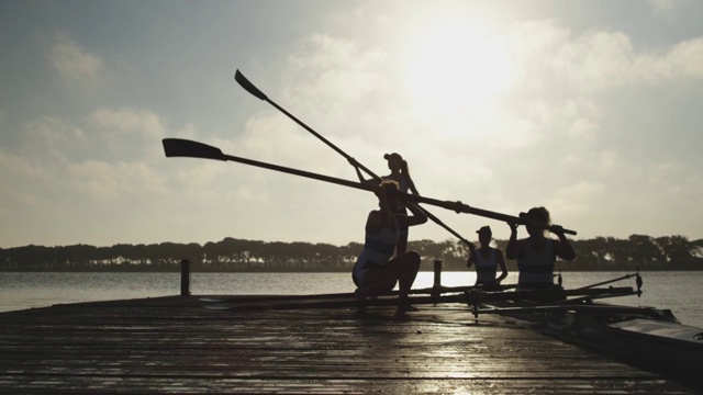 女子赛艇队在河上训练视频素材
