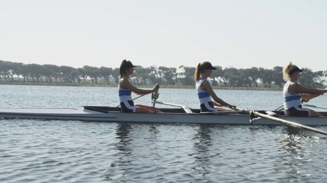 女子赛艇队在河上训练视频素材