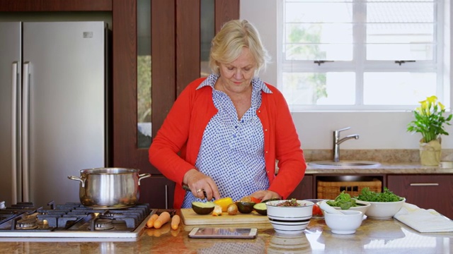 在厨房里切菜的老妇人4k视频下载