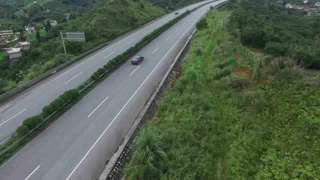 崇山峻岭中的高速公路视频素材
