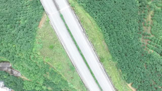 群山中的高速公路视频素材