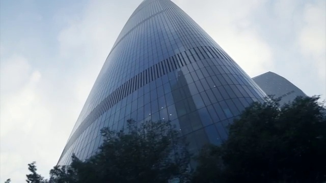 行驶中的汽车里拍摄的广州cbd建筑物外立面视频素材
