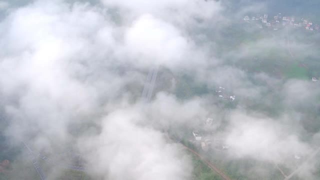 云雾笼罩下群山之间的高速公路视频素材
