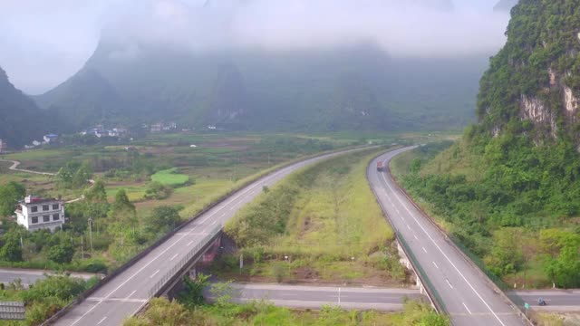 云雾笼罩下群山之间的高速公路视频素材