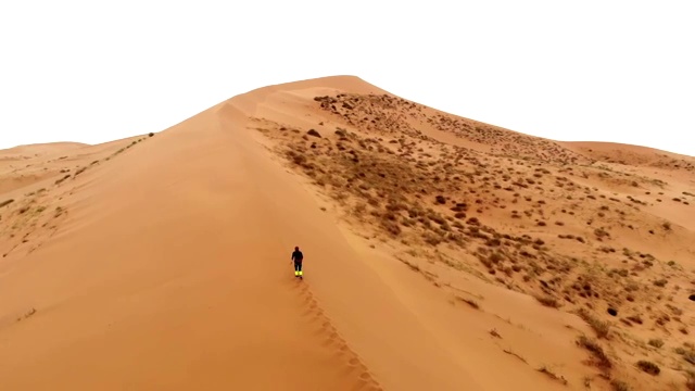 航拍内蒙古腾格里沙漠徒步视频素材
