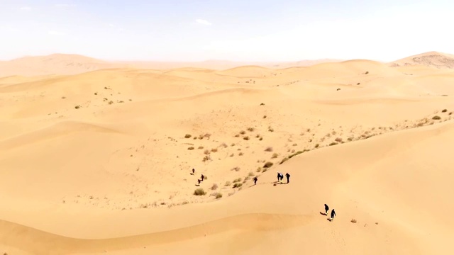 航拍内蒙古腾格里沙漠徒步视频素材