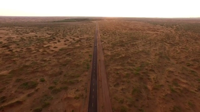 航拍腾格里沙漠公路日落视频素材